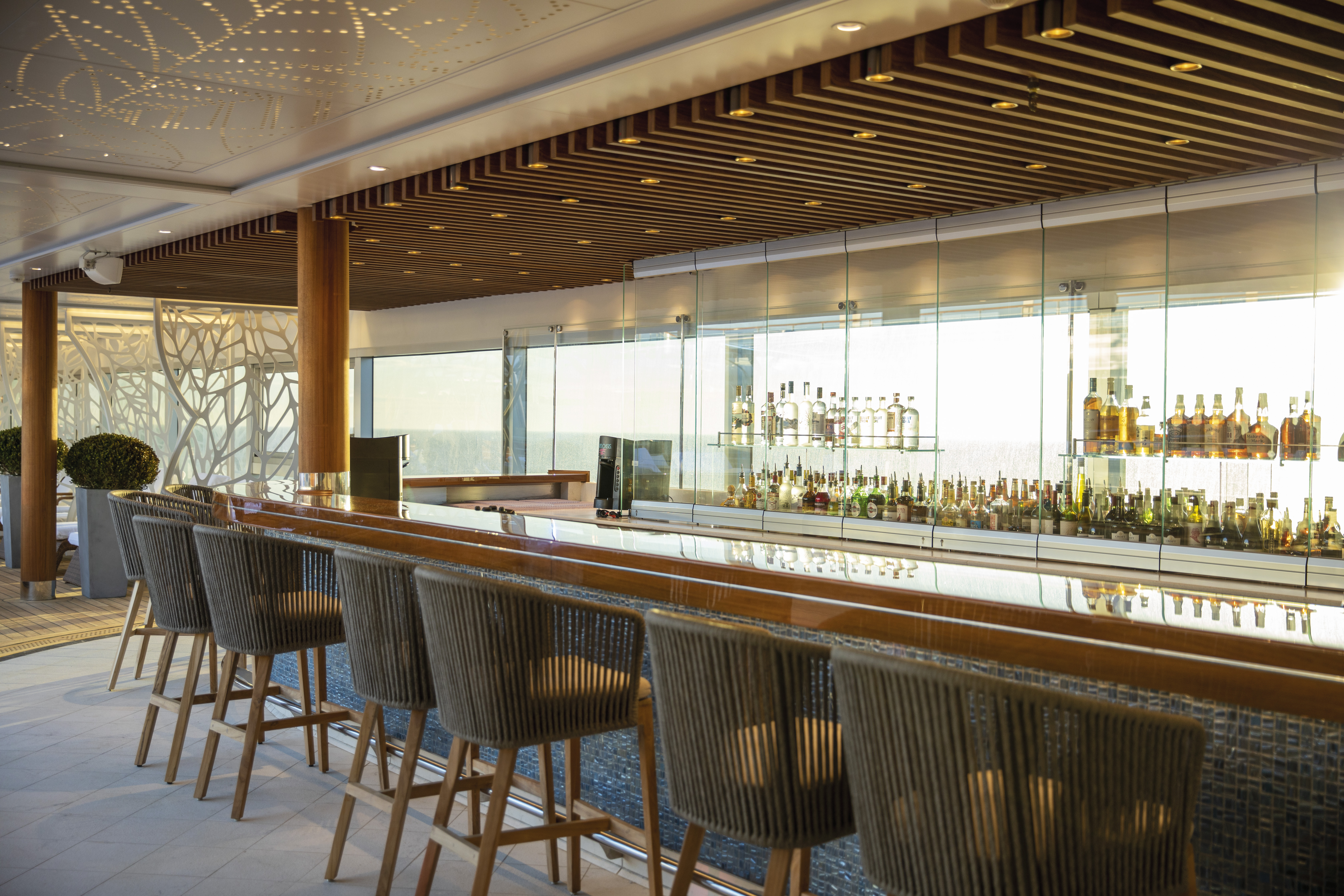 RSSC - Seven Seas Splendor - Entertainment - Pool Bar.jpg